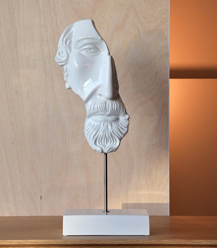 Escultura griega blanca cortada