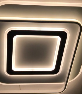 Plafón LED Lyra 100W CCT 3 cuadrados con distintas tonalidades de luz mezcladas en el mismo encendido