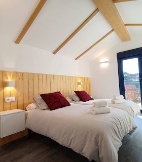 Apliques Davos en dormitorio de nuestros clientes de Apartamentos Ribeira Sacra