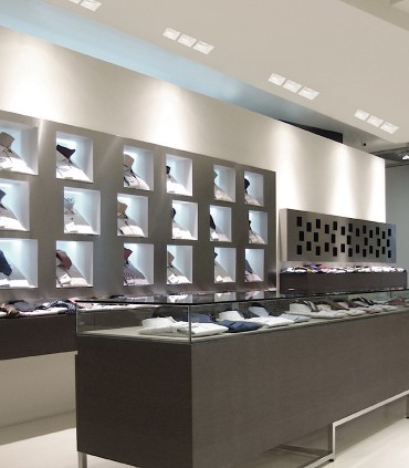 Local comercial con Aros empotrables enrasados e invisibles de escayola tríples GU10 Iris 3 de Ineslam