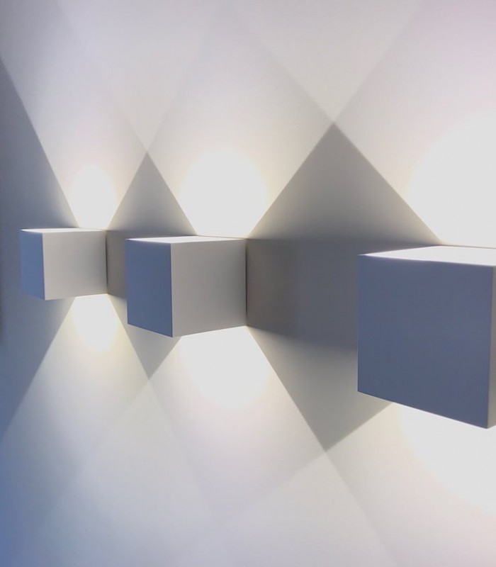 Imagen con 3 apliques Davos blanco de Mantra en el salón de la nueva casa de nuestro cliente.