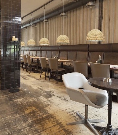 Imagen de ambiente restaurante con lámparas de techo Abelia de Ineslam