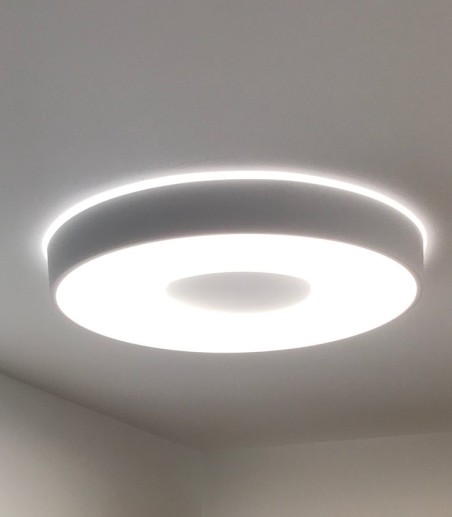 Plafón Coin de Mantra iluminado, encendido.
