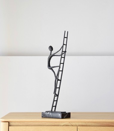 Escultura Escalando 53 cm - VP Interiorismo