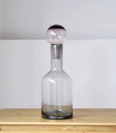 Botella en vidrio gris y rosa mediana
