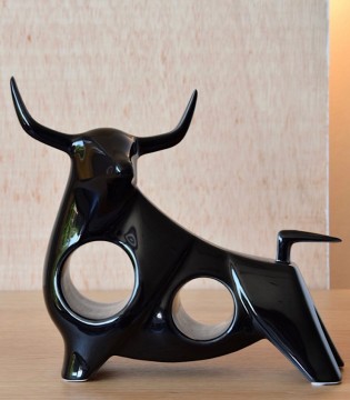 Escultura Toro negro frontal - VP Interiorismo