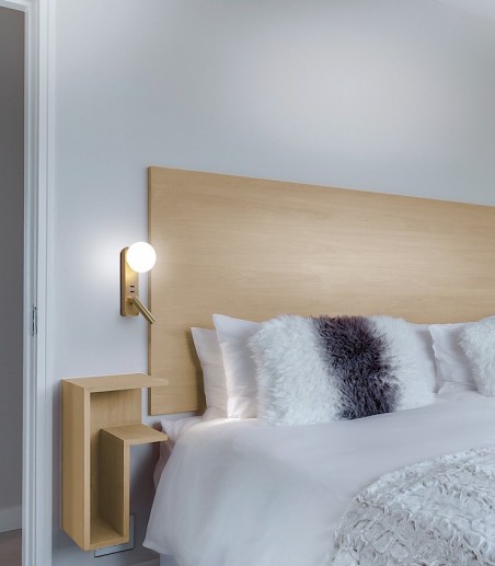 Aplique de pared dormitorio dorado tulipa cristal y USB MB2213-GD - Ineslam