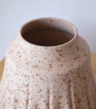 Jarrón decorativo cerámica Fuelle ocre textura - VP Interiorismo 2