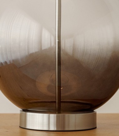 Detalle Lámpara de mesa Uma vidrio ahumado con pantalla - VP Interiorismo