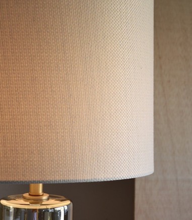 Detalle Lámpara mesa salón dorada cristal ámbar con pantalla - VP Interiorismo