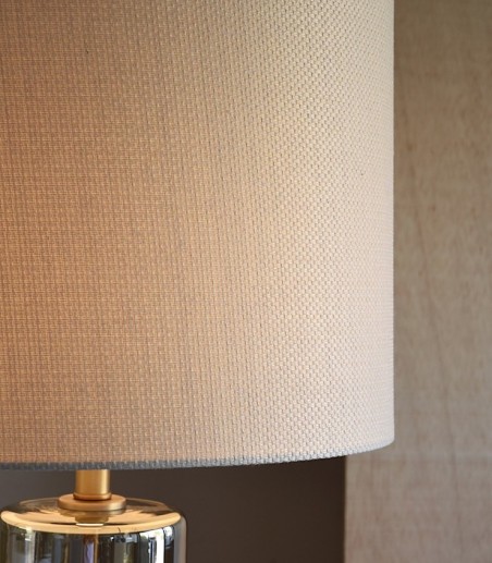 Detalle Lámpara mesa salón dorada cristal ámbar con pantalla - VP Interiorismo