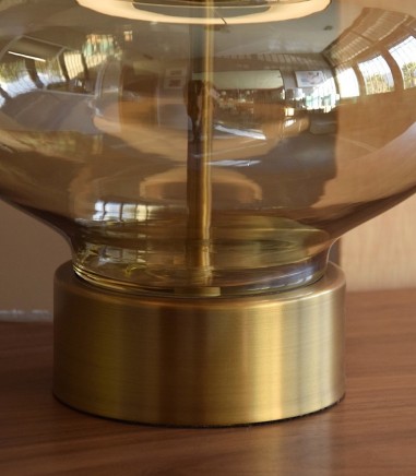 Detalle Lámpara mesa salón dorada vidrio ámbar Calabaza con pantalla - VP Interiorismo