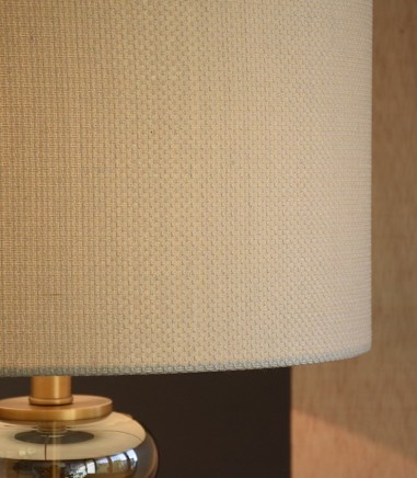 Detalle Lámpara mesa salón dorada vidrio ámbar Calabaza con pantalla - VP Interiorismo