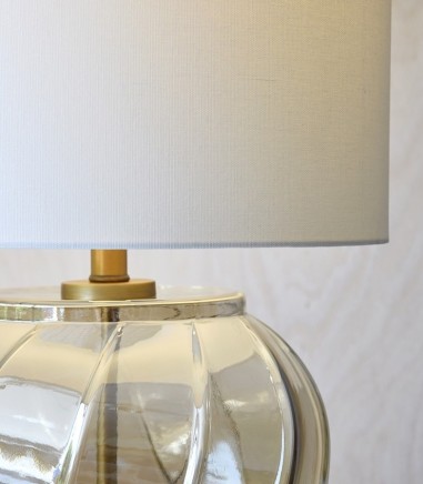 Detalle Lámpara de mesa Twist vidrio ámbar con pantalla - VP Interiorismo