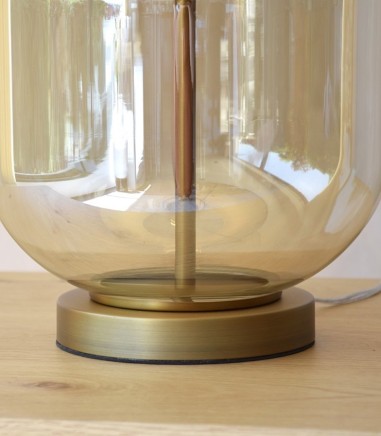 Detalle Lámpara de mesa Bela vidrio ámbar con pantalla - VP Interiorismo