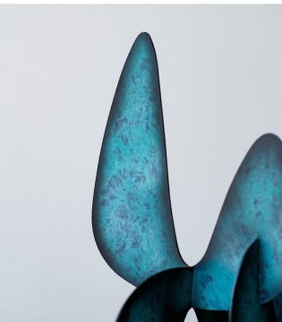 Escultura Lámina grande metal verde y azul - VP Interiorismo 2