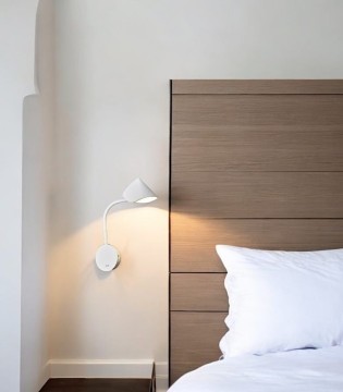 Aplique de pared dormitorio Goa blanco 7.5W - Mantra 7720 2