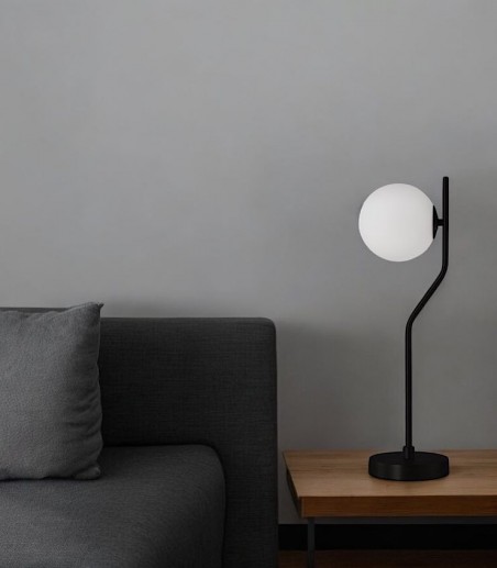 Lámpara de mesa negra MAUI tulipa de globo blanco - ACB