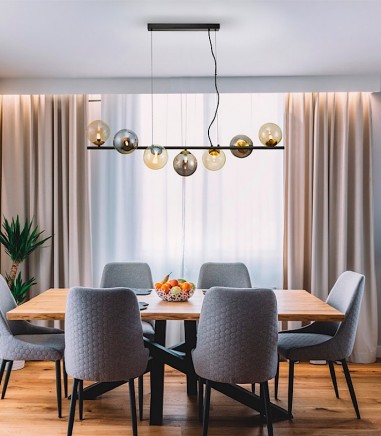 Comedor con Lampara colgante lineal Inoa 7L negro smoke ámbar - Schuller