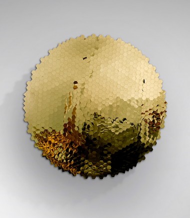 Adorno de pared metálico bajorrelieve Matrix acero dorado 100x100 - Schuller