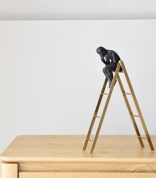Figura de PENSADOR sobre escalera - VP Interiorismo