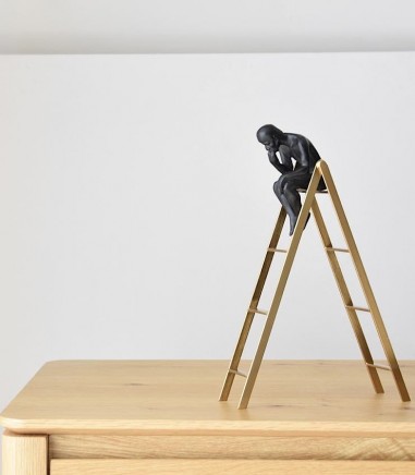 Figura de PENSADOR sobre escalera - VP Interiorismo