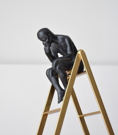 Figura de PENSADOR sobre escalera - VP Interiorismo