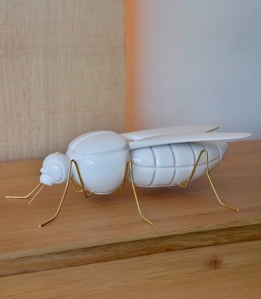 Escultura decorativa cerámica Mosquito blanco - VP Interiorismo