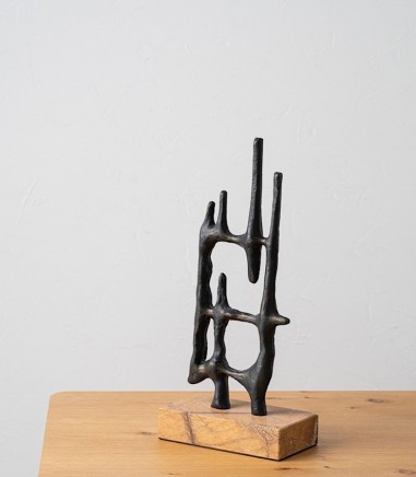 Escultura abstracta N.4 metal y mármol - VP Interiorismo