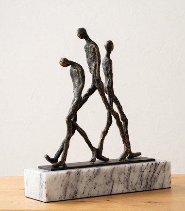 Escultura decorativa Caminantes N2 metal y mármol - VP Interiorismo