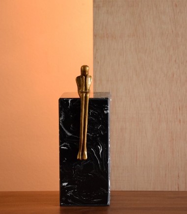Escultura decorativa Esperando hierro sobre base mármol grande - VP Interiorismo