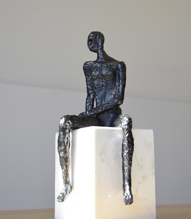 Escultura decorativa hombre Pensando en metal base mármol N1 - VP Interiorismo
