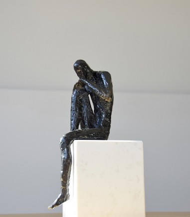 Escultura decorativa hombre Pensando en metal base mármol N2 - VP Interiorismo