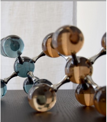 Set 2 figuras decorativas cristal ocre y verde átomo - VP Interiorismo