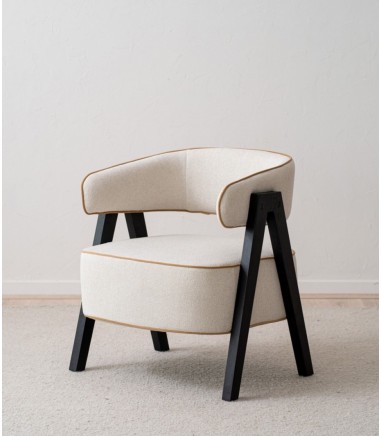 Butaca tapizada beige y fresno negro - VP Interiorismo