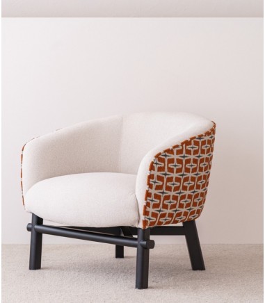 Butaca tapizada beige naranja madera - VP Interiorismo