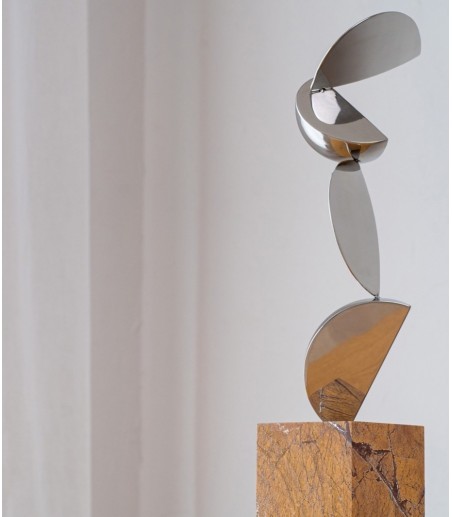 Escultura Movimiento acero y mármol - VP Interiorismo