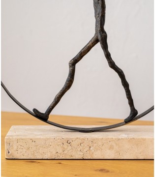 Escultura Caminando En Círculo metal mar  - VP Interiorismo 2