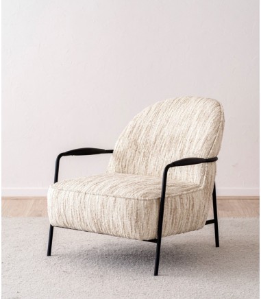 Butaca tapizada estampado beige y metal - VP Interiorismo