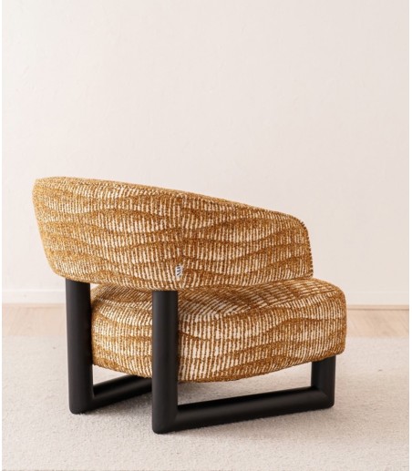 Butaca Neo estampados ocres y madera - VP Interiorismo
