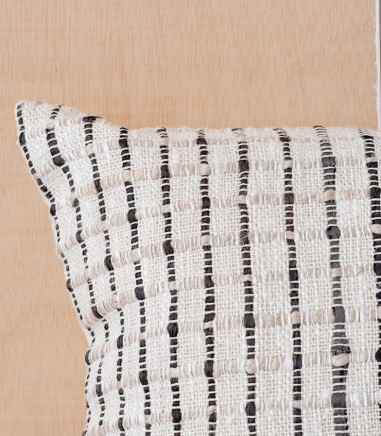 Cojín de algodón Oto blanco negro beige N4 - VP Interiorismo