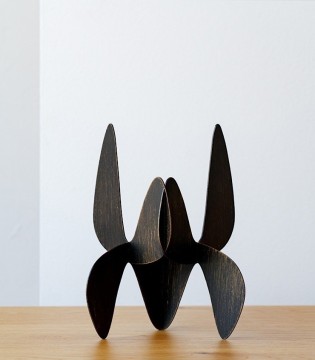 Escultura lámina grande metal negro oro - VP Interiorismo
