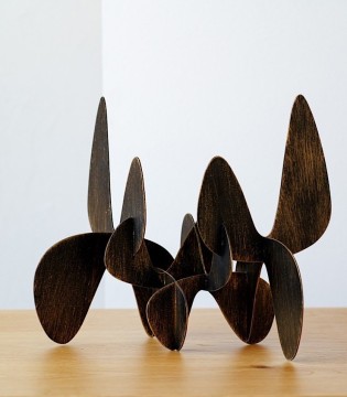 Escultura lámina pequeña metal negro oro - VP Interiorismo 2