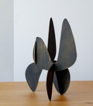 Escultura lámina pequeña metal negro oro - VP Interiorismo