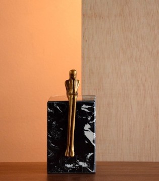 Escultura Esperando de hierro sobre base de mármol pequeña - VP Interiorismo 2