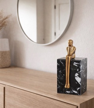 Escultura Esperando de hierro sobre base de mármol pequeña - VP Interiorismo
