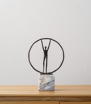 Escultura Sosteniendo Círculo metal y mármol - VP Interiorismo