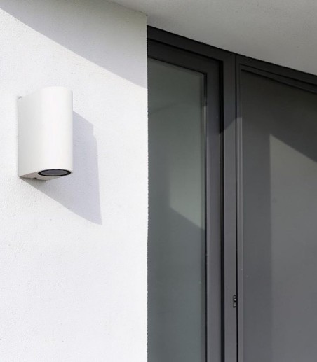 Aplique exterior moderno Kandanchú blanco en fachada al lado puerta