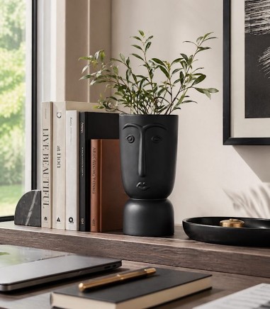 Mueble decorado con Florero de cerámica CARA ALTO negro para una decoración moderna y elegante