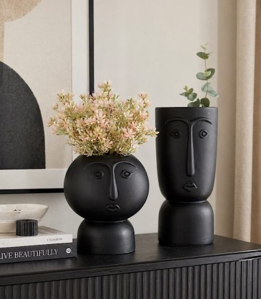 Mueble decorado con un Florero CARA BAJO negro 19x23 cm y uno CARA ALTO